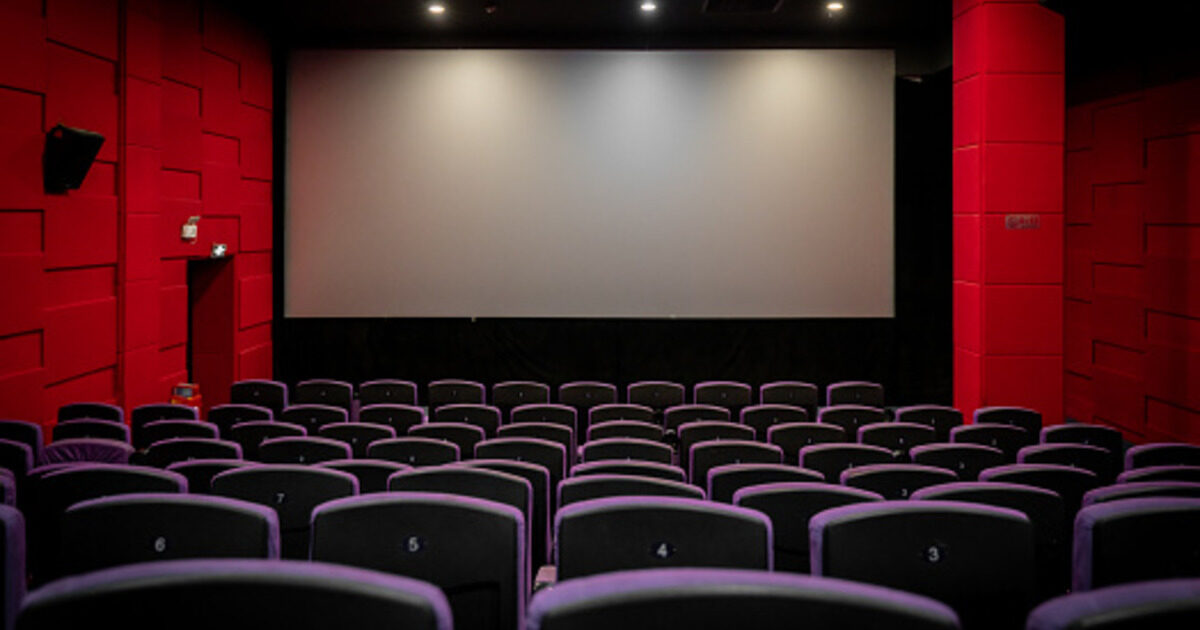 Кинотеатры в регионах начали переходить на работу в выходные и сокращать персонал