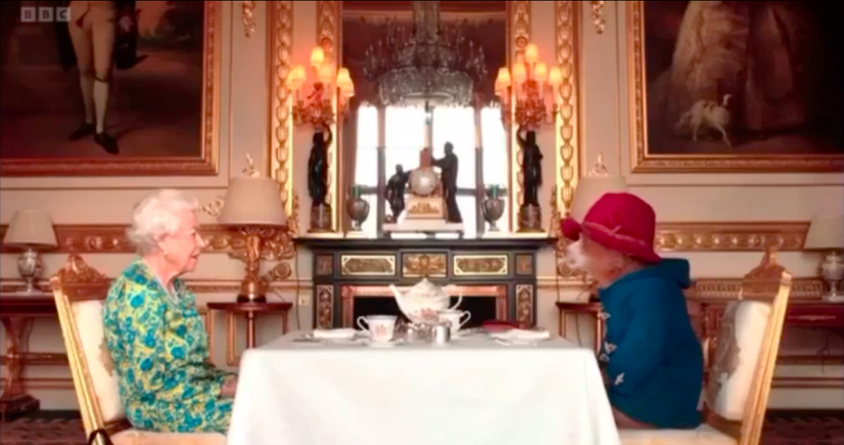 Елизавета II снялась в коротком видео с медвежонком Паддингтоном