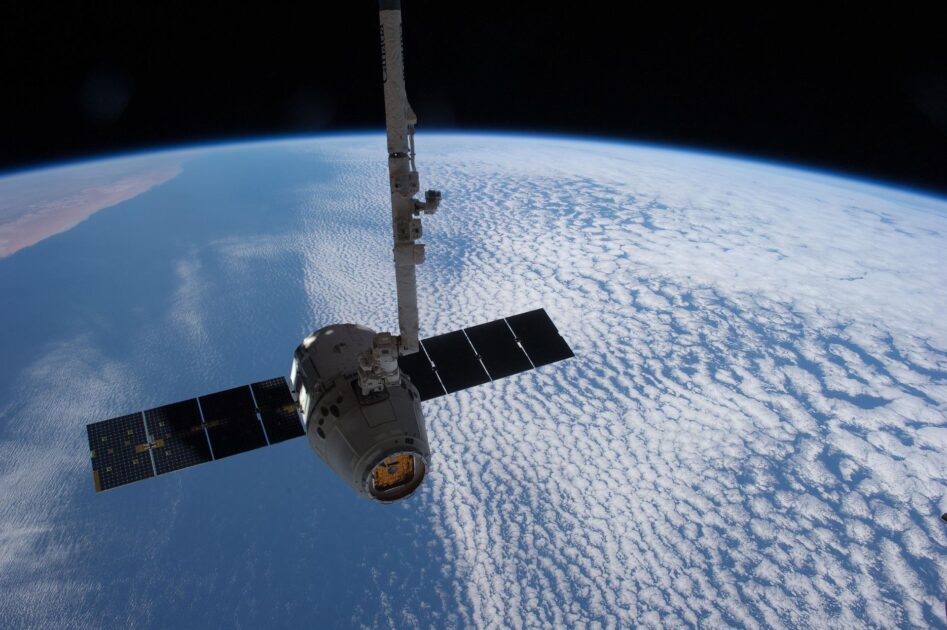 SpaceX пришлось более тысячи раз смещать спутники из-за испытания российских ракет