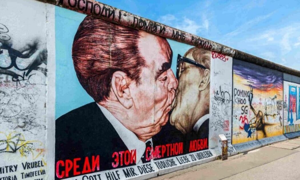 Умер автор культового граффити с целующимся Брежневым на Берлинской стене