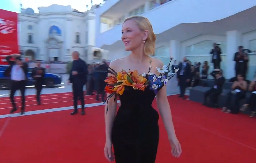 Кейт Бланшетт появилась на ковровой дорожке в смелом наряде с цветочным декольте