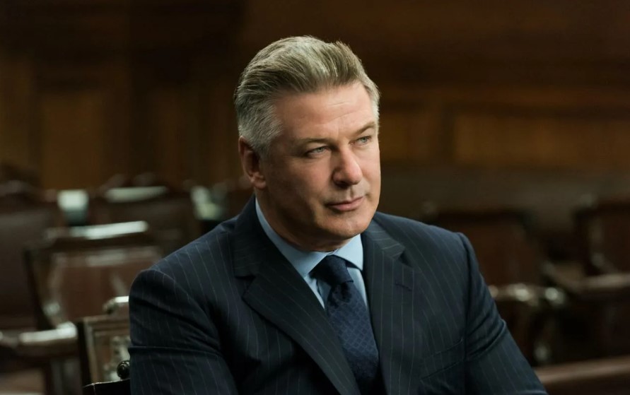 Суд неожиданно смягчил обвинения Алеку Болдуину Суд неожиданно смягчил обвинения Алеку Болдуину