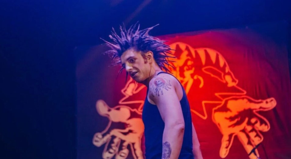 Звезда сериала «Король и Шут» оказался дворником — и продолжает работать им