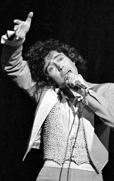 Король стиля и первопроходец: 5 самых смелых нарядов Валерия Леонтьева