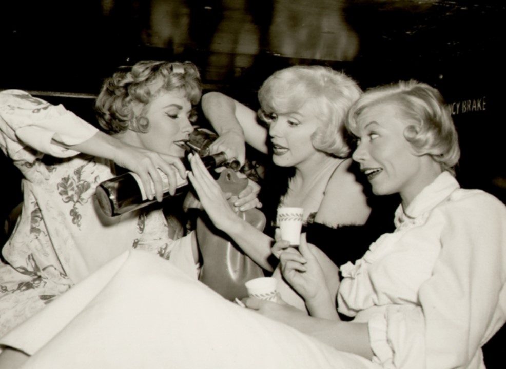 Взболтать, но не смешивать: готовим коктейли из культового кино у себя дома