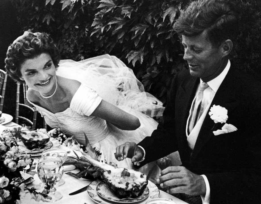 Проклятые платья звезд, которые принесли несчастья своим владелицам