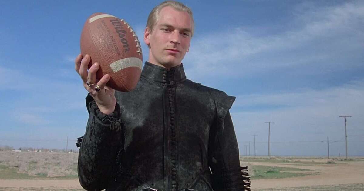 Тело актера Джулиана Сэндса было обнаружено в горах Калифорнии