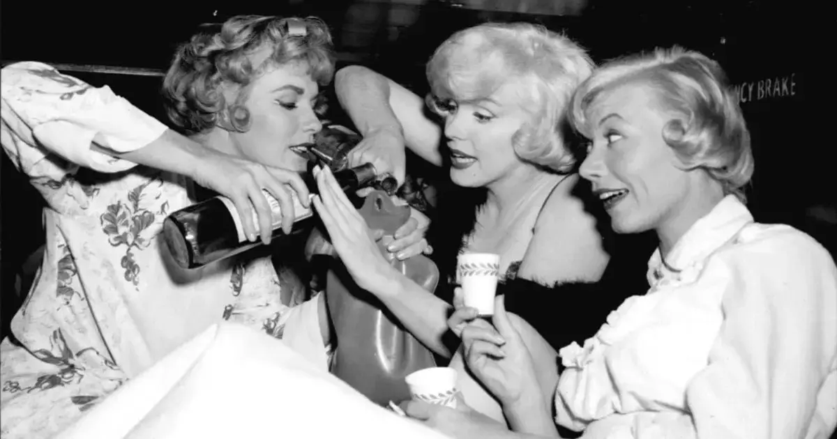 Фирменный рецепт пятничного коктейля из «В джазе только девушки»