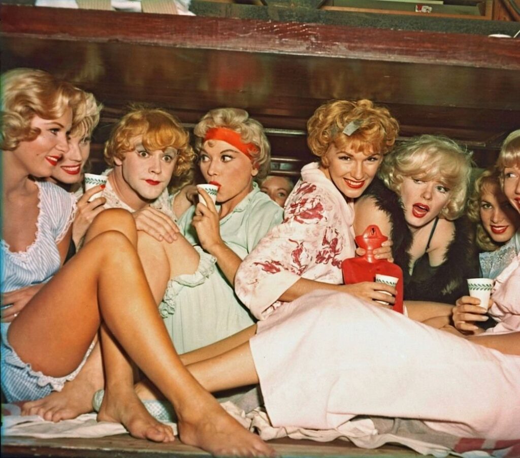 Фирменный рецепт пятничного коктейля из «В джазе только девушки»