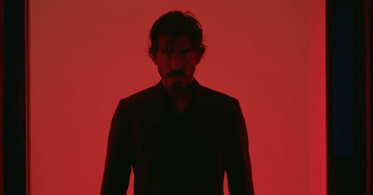 Джон Уик устраивает разборки в Мумбаи: почему стоит посмотреть «Манкимена»