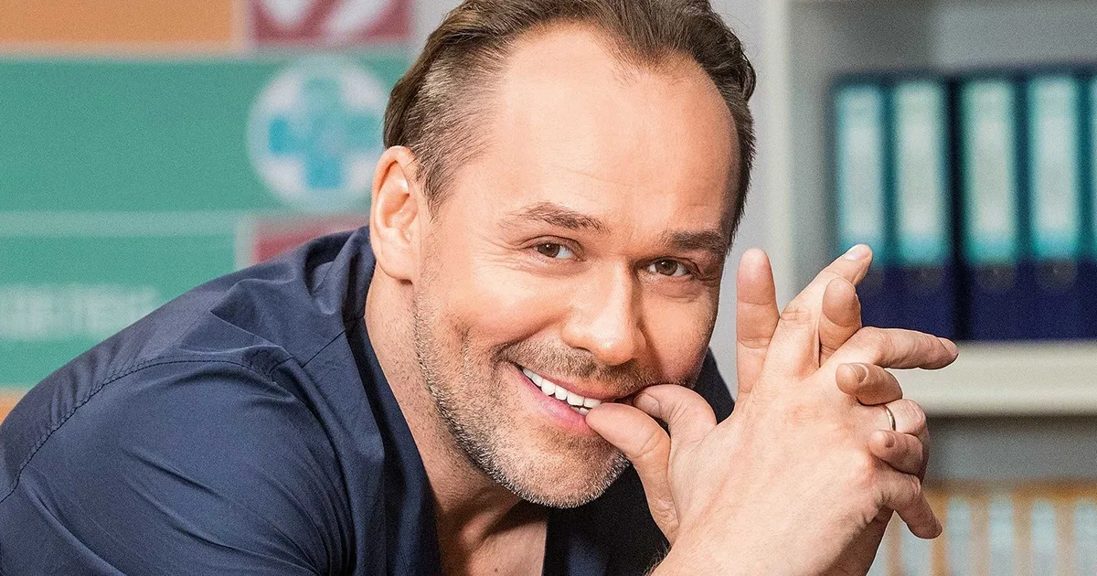 Максима Аверина застукали за нежными объятиями с коллегой