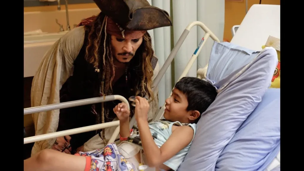 Джонни Депп навестил детей в больнице в образе Джека Воробья