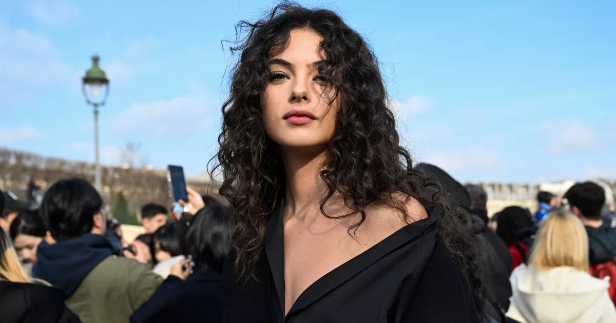 Дочь Моники Беллуччи поделилась яркими пляжными фотографиями в бикини