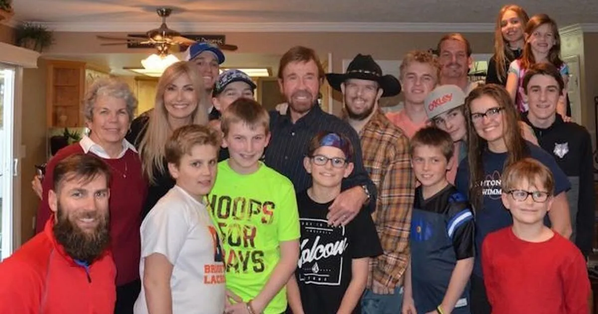 Семья Чака Норриса отреагировала на фейковые видео его смерти Семья Чака Норриса отреагировала на фейковые видео его смерти