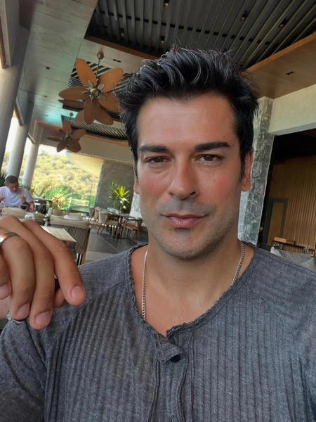 Один из самых известных актеров Турции: как живет Бурак Озчивит