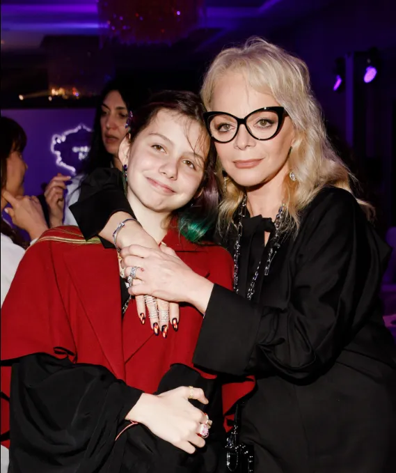 Какой выросла внучка Ларисы Долиной