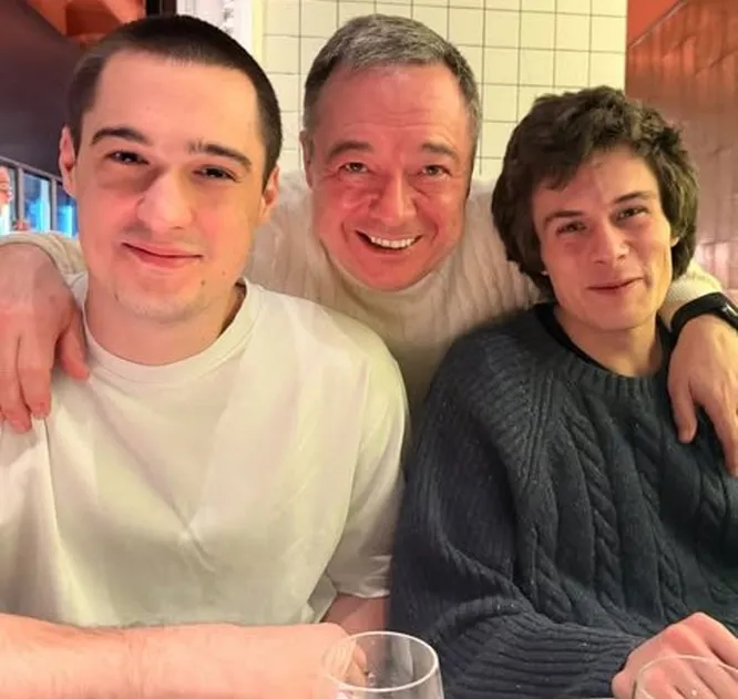 Пошли в папу или маму: дочь Михалкова Анна показала сыновей и мужа