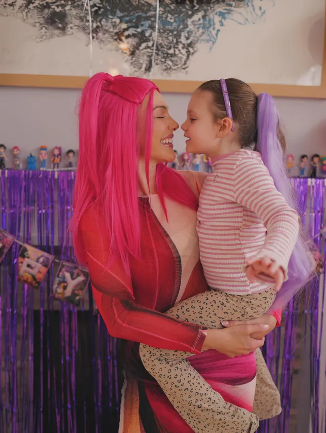 Мерьем Узерли показала кадры в день рождения старшей дочери