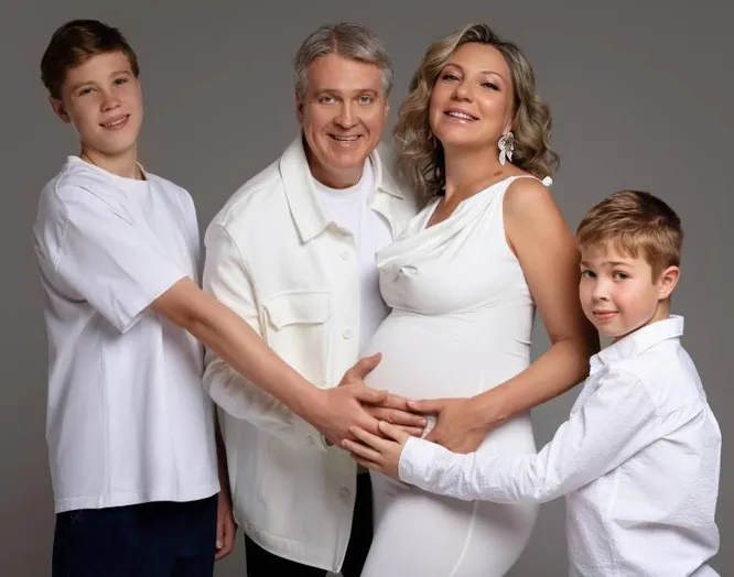 Актер Денис Матросов признался, что его 44-летняя жена беременна