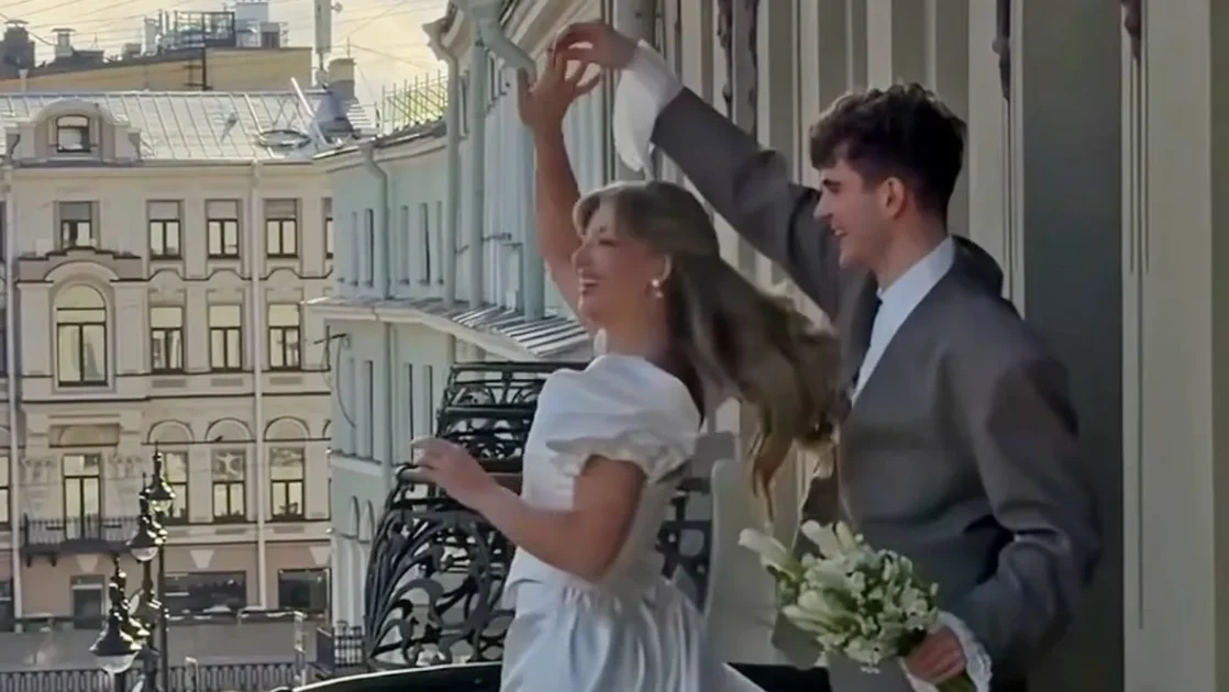 Блогеры Аня Покров и Артур Бабич официально стали мужем и женой Блогеры Аня Покров и Артур Бабич официально стали мужем и женой