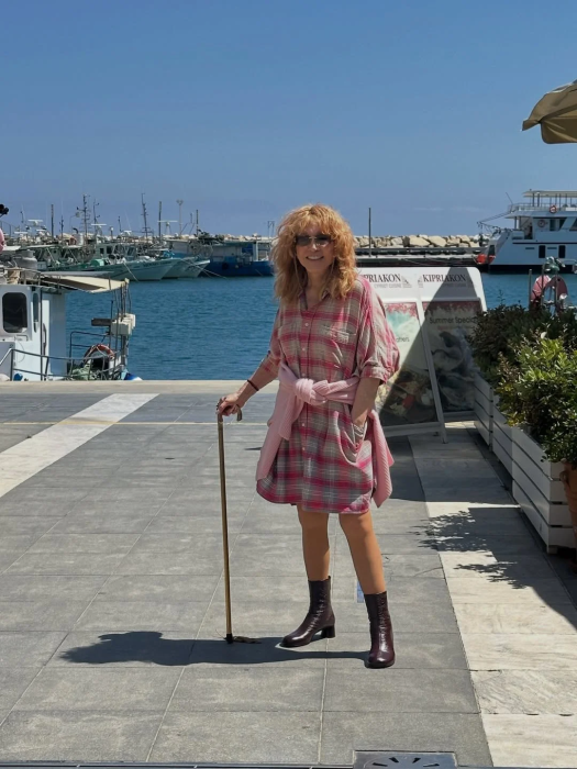 Алла Пугачева появилась на публике с тростью