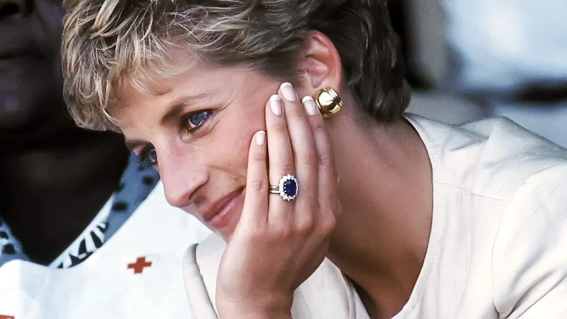 Почему сапфировое кольцо принцессы Дианы вызывало критику королевской семьи