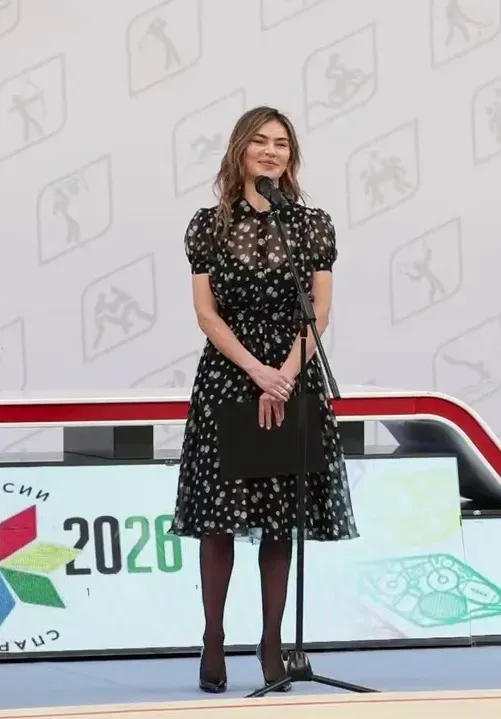 Похудела: Алина Кабаева появилась на публике в прозрачном платье
