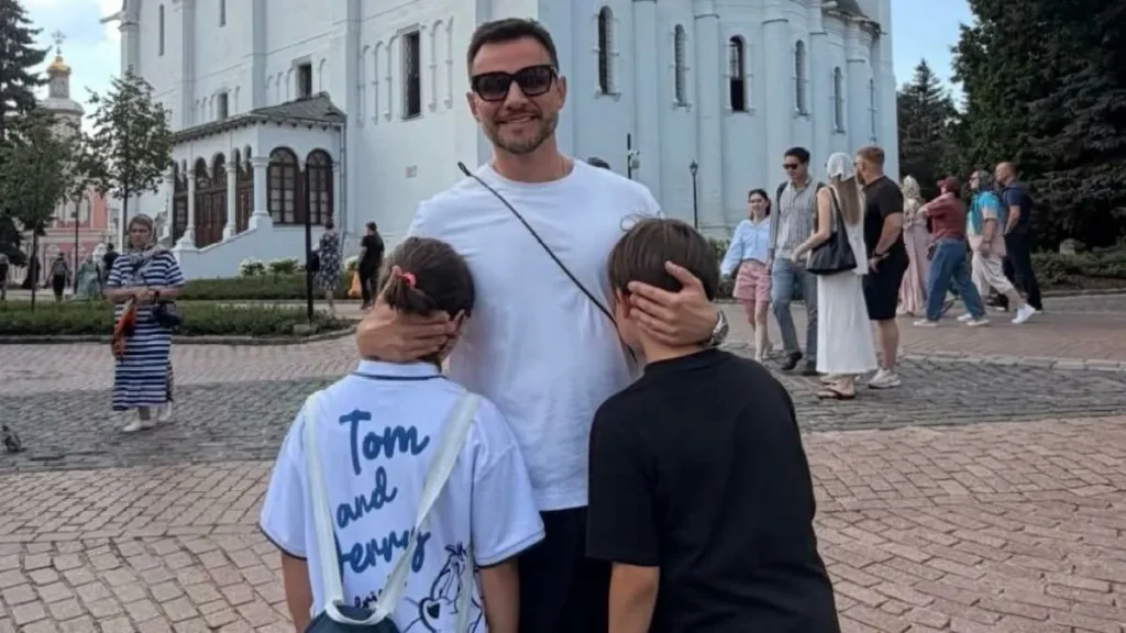 Отец-одиночка Вячеслав Манучаров впервые показал троих детей от разных браков