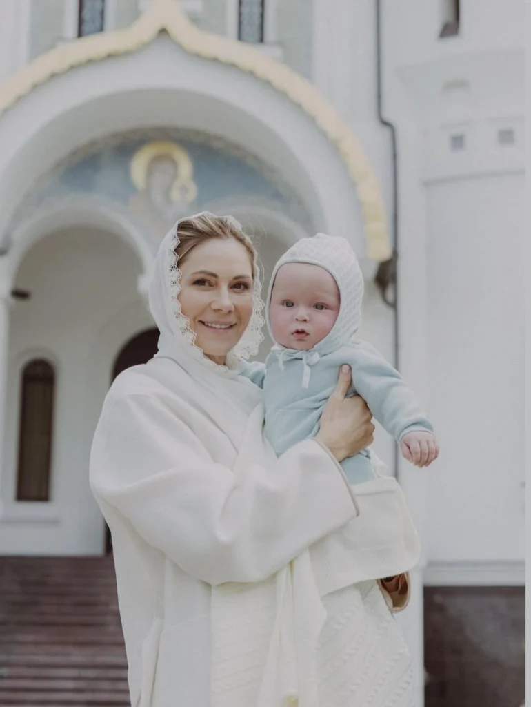 Родившая в 49 лет Анна Невская показала лицо сына