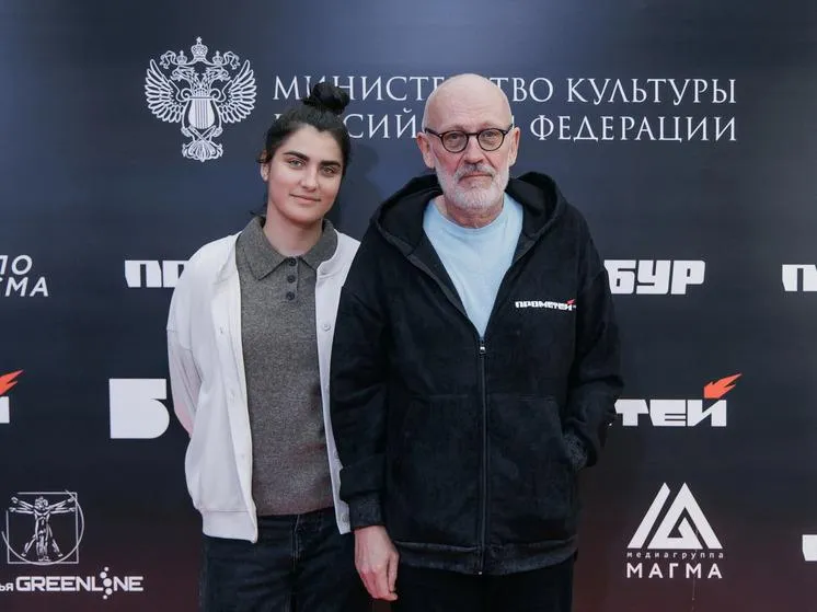 62-летний Гордон вышел в свет с 24-летней женой